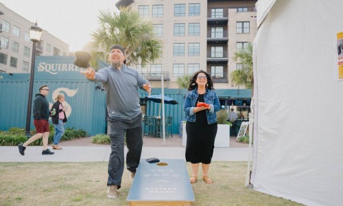 couple playing cornhole